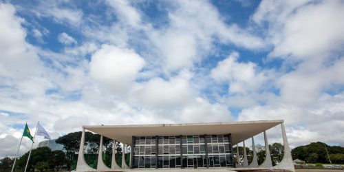 Maioria do STF vota pela condenação de seis réus pelo 8 de janeiro Imagem referente a Maioria do STF vota pela condenação de seis réus pelo 8 de janeiro