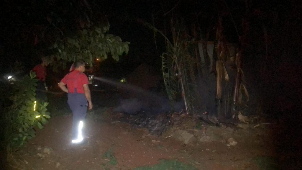 Maconheiros ateiam fogo em área de mata e dão trabalho aos bombeiros no Pioneiros Catarinenses
