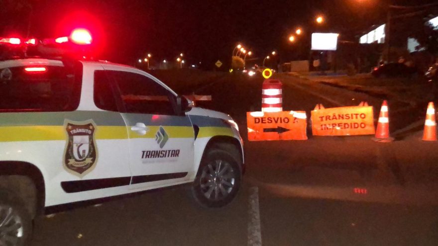 Após motoristas quebrarem cavaletes, Transitar reforça sinalização na marginal da PRc-467