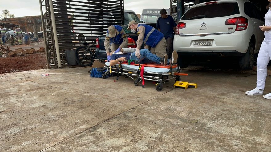 Ciclista fica ferido ao ser atingido por retroescavadeira na Avenida Rocha Pombo