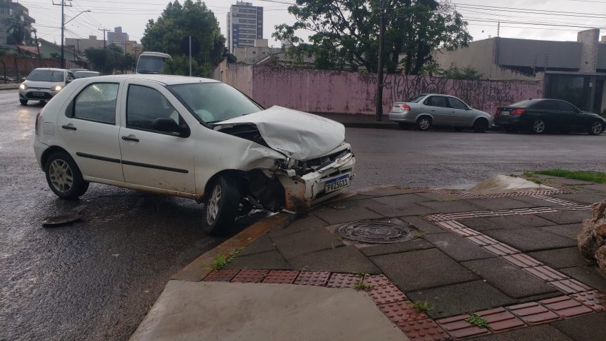 Palio e S10 se envolvem em forte colisão na Rua Vitória com Sete de Setembro