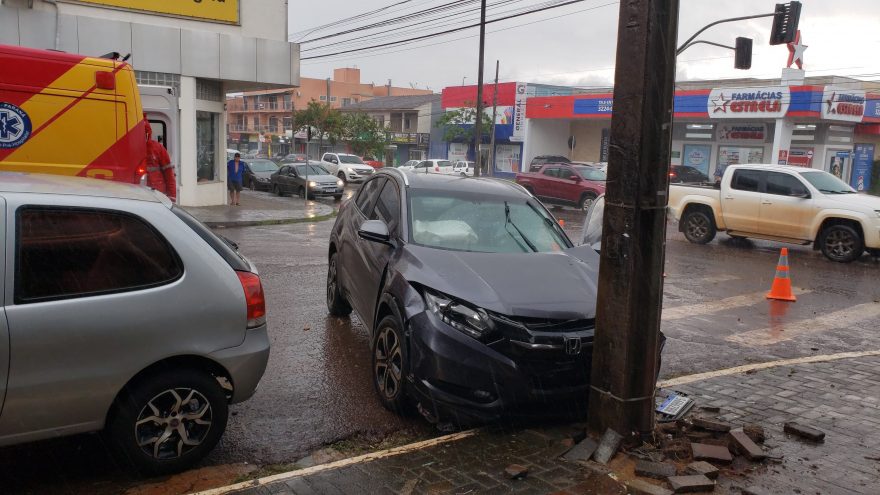 Colisão entre dois veículos HRv é registrada na Avenida Carlos Gomes