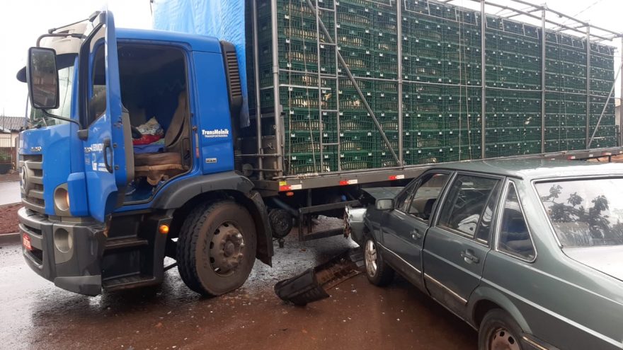 Santana e caminhão que transportava carga viva de frango se envolvem em colisão
