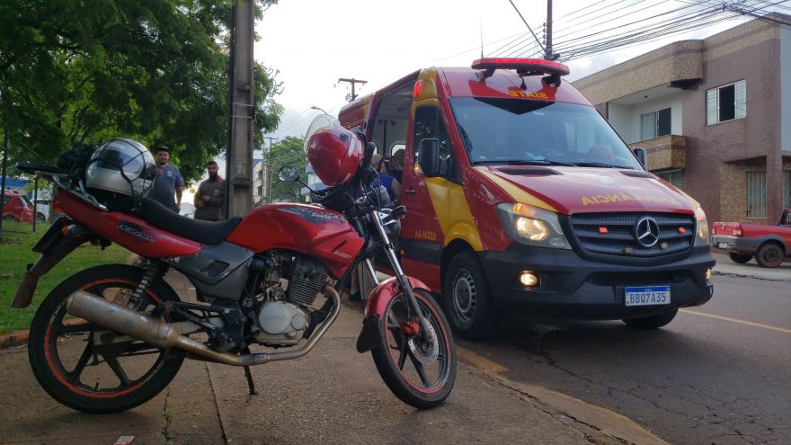 Motociclista fica ferido em acidente na Rua Universitária