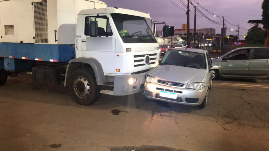 Acidente entre carro e caminhão deixa trânsito lento na região central