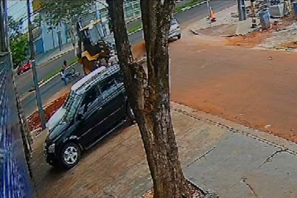 Outro ângulo: câmera flagra ciclista atingindo retroescavadeira