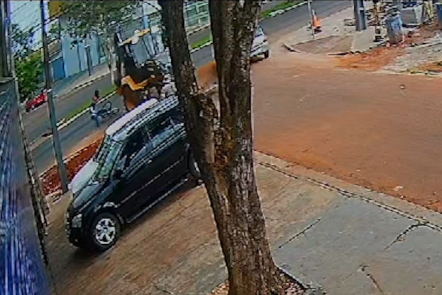 Outro ângulo: câmera flagra ciclista atingindo retroescavadeira
