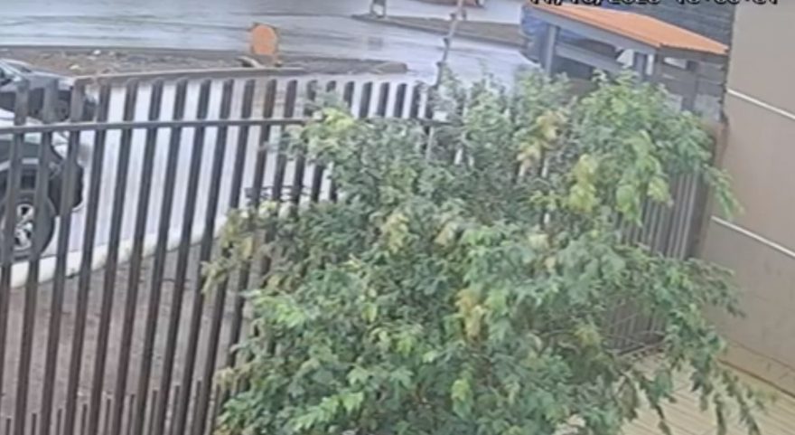Câmera registra batida entre Santana e caminhão de frangos no Brasmadeira