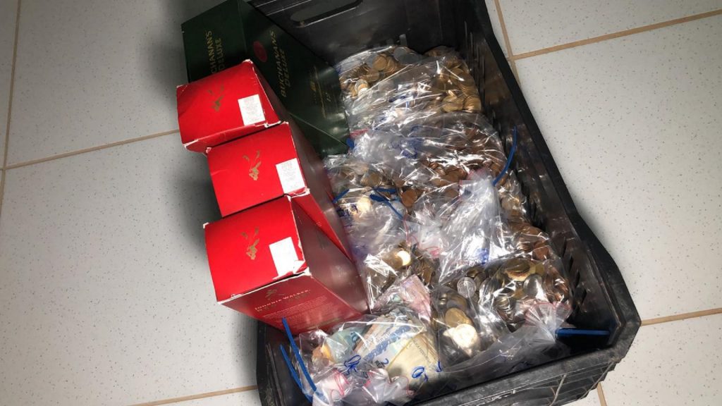 Homem é detido com 75 kg de moedas furtadas em bar