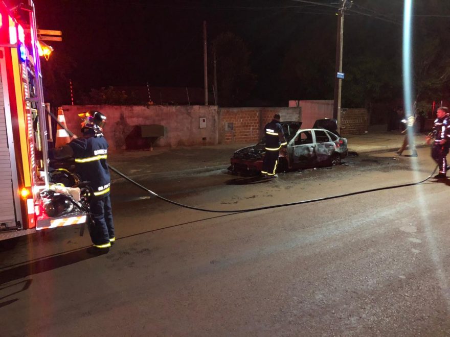 Polo com placas de Santa Terezinha é destruído em incêndio suspeito no Brasmadeira