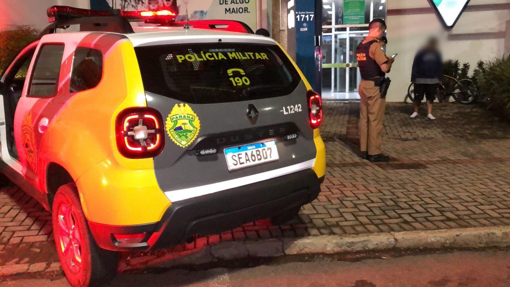 Jovem invade agência bancária e mobiliza PM e Samu na Avenida Carlos Gomes