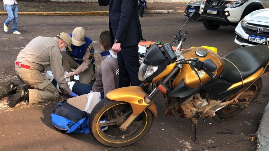Motociclista tem fratura na perna após colisão com carro na Avenida Brasil