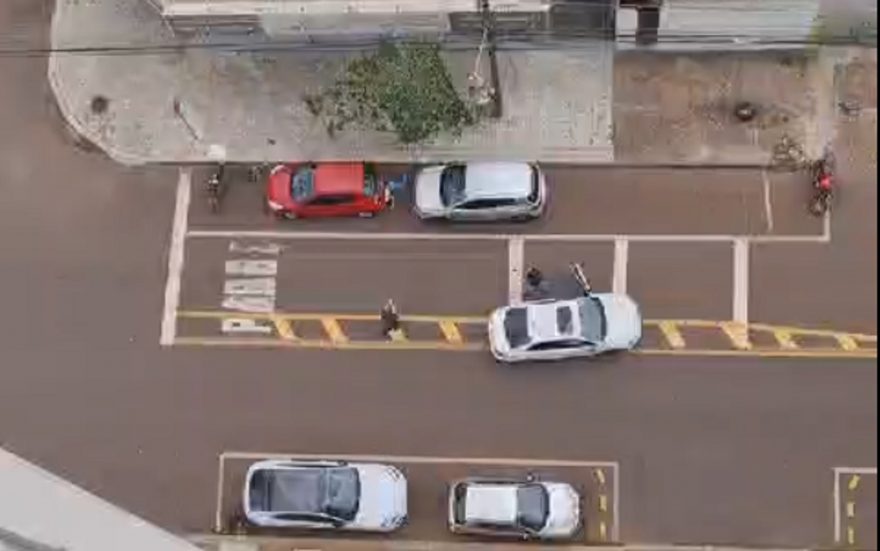 Imagem mostra contrabandista tentando se esconder embaixo de carro