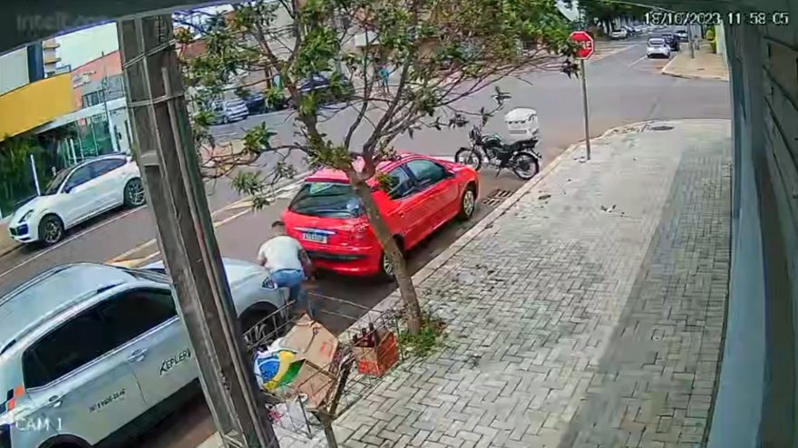 Por outro ângulo: Contrabandista tenta se esconder embaixo de carro após fuga
