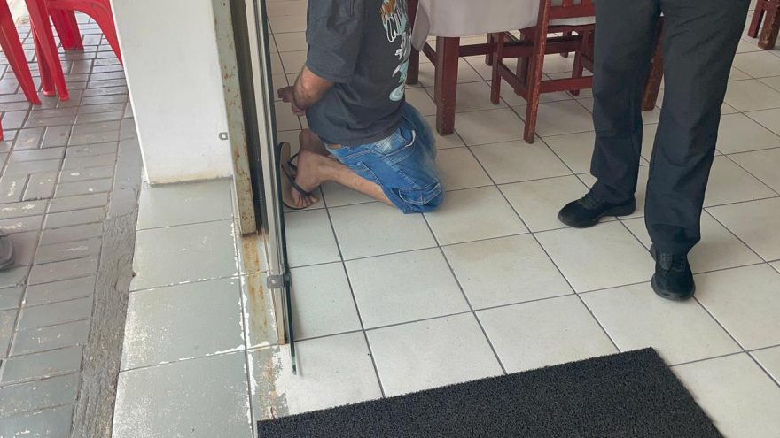 Homem consome, tenta sair sem pagar e é abordado pelo proprietário de restaurante