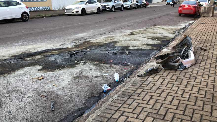 Comerciante reclama da sujeira e restos de veículos em local de perseguição