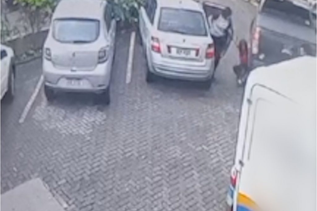 Criança fica ferida ao ser atropelada em estacionamento de supermercado