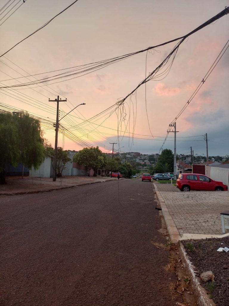 Fiação solta e baixa preocupa moradores no Santa Cruz