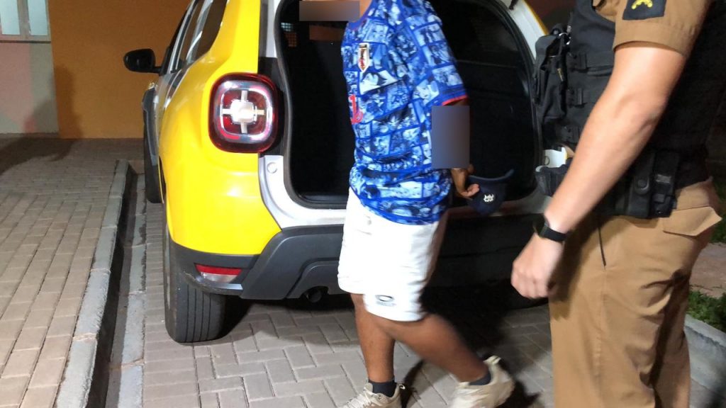 Jovem passa em frente à viatura empurrando bike furtada e acaba detido