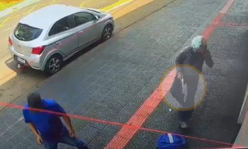 Vídeo: dupla armada em moto rouba malote de vítima na porta de banco em Maringá
