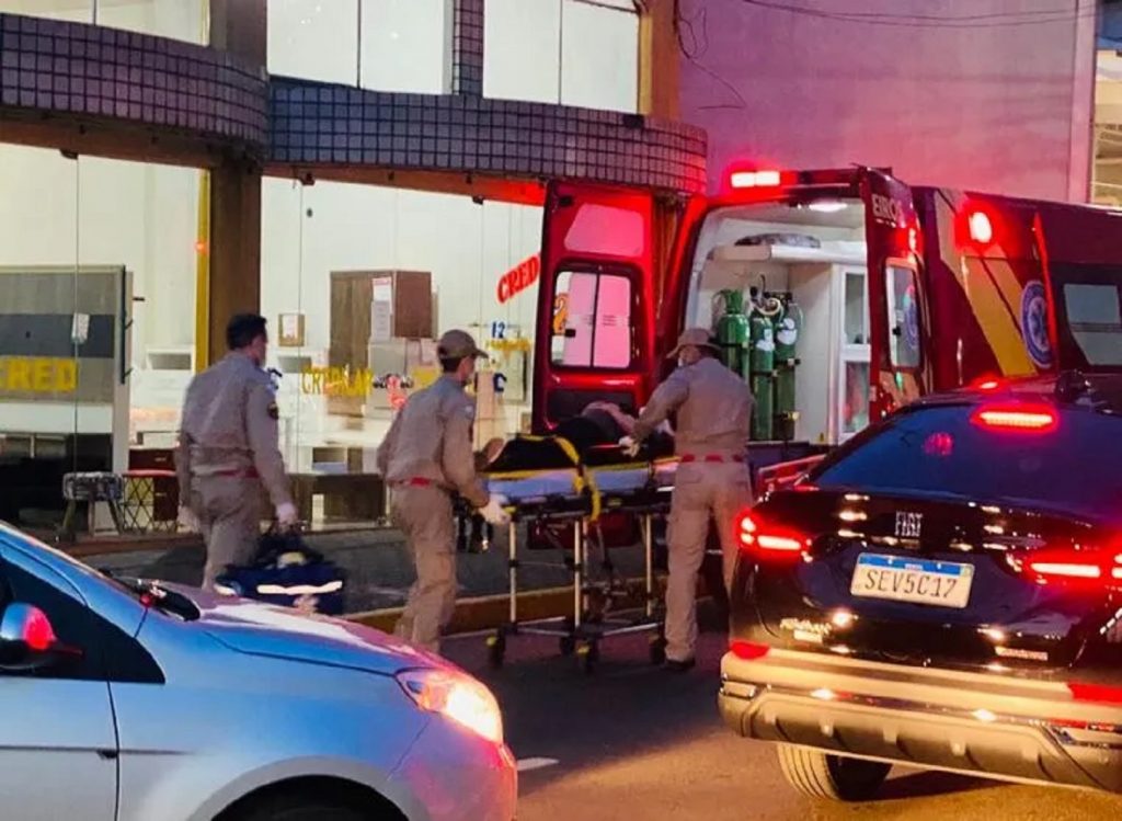 Carro passa por cima da cabeça de idosa no centro de Apucarana