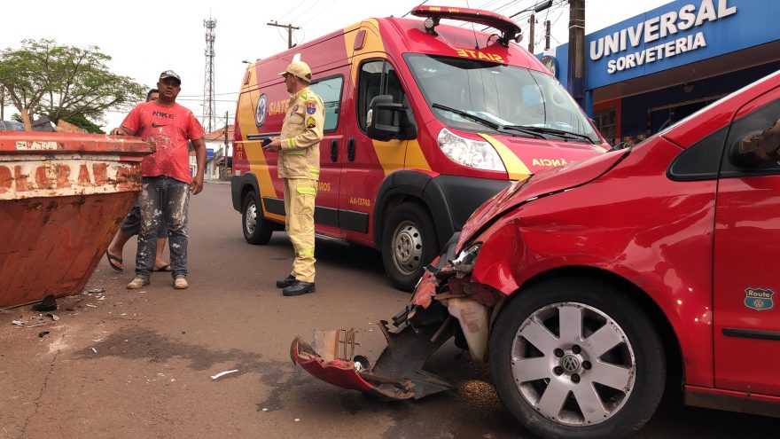 Homem é atropelado e prensado contra veículos no XIV de Novembro