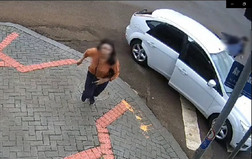 Vídeo mostra suspeitos de estelionato abandonando carro e correndo da Polícia