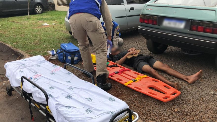 Homem é agredido com tijolada de paver na cabeça por três indivíduos