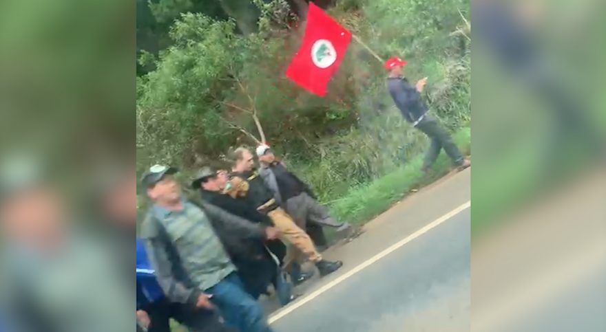 Vídeo mostra PMs sendo levados como reféns durante manifestação do MST