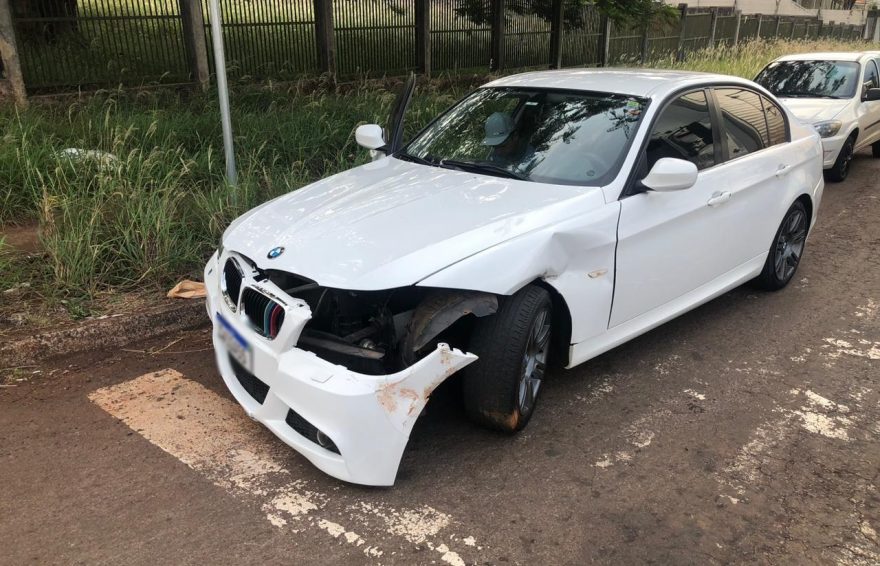 Caminhoneiro faz manobra e ‘enrosca’ em BMW na Avenida Rocha Pombo