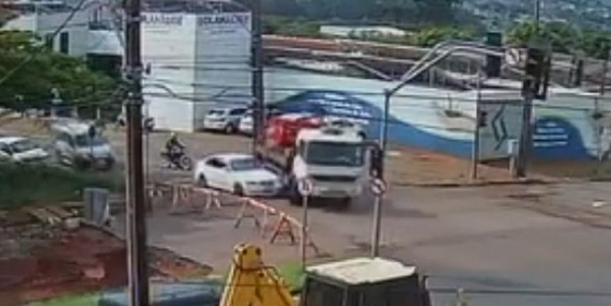 Câmera flagra caminhão ‘enroscando’ em BMW