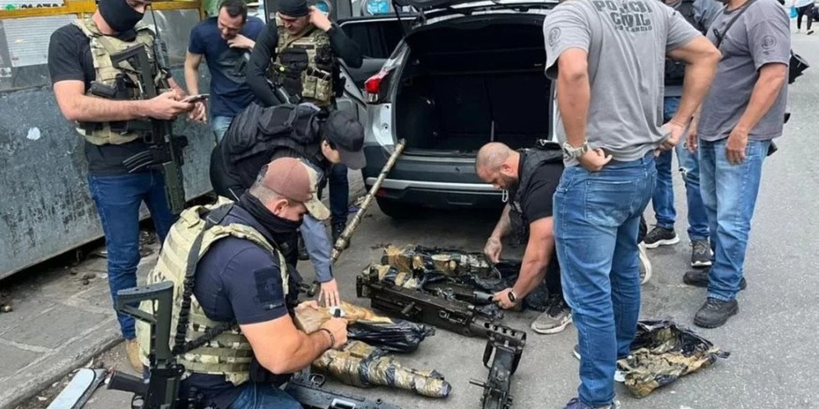 Polícia do Rio recupera 8 de 21 armas furtadas do Exército em Barueri Polícia do Rio recupera 8 de 21 armas furtadas do Exército em Barueri