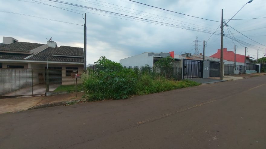 Moradores do Santa Felicidade pedem ajuda para limpeza de lote na Rua Anibeli Galina