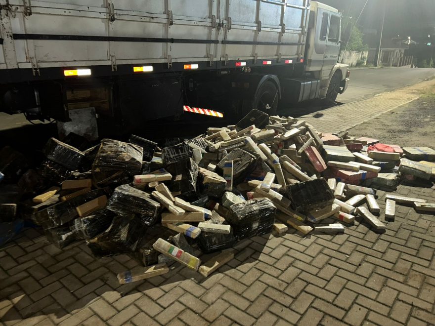 Caminhão que foi carregado com 4,8 toneladas de maconha em Cascavel é apreendido na BR-277