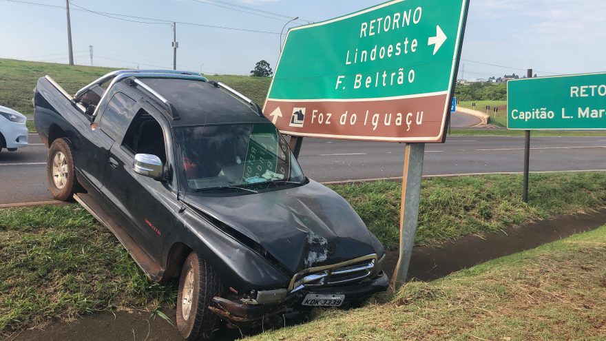 Após colisão com caminhão, caminhonete sai da pista e três ficam feridos