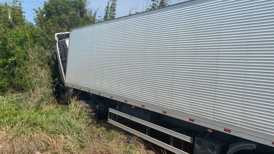 Caminhão vai parar no meio do mato em acidente na rodovia BR-163