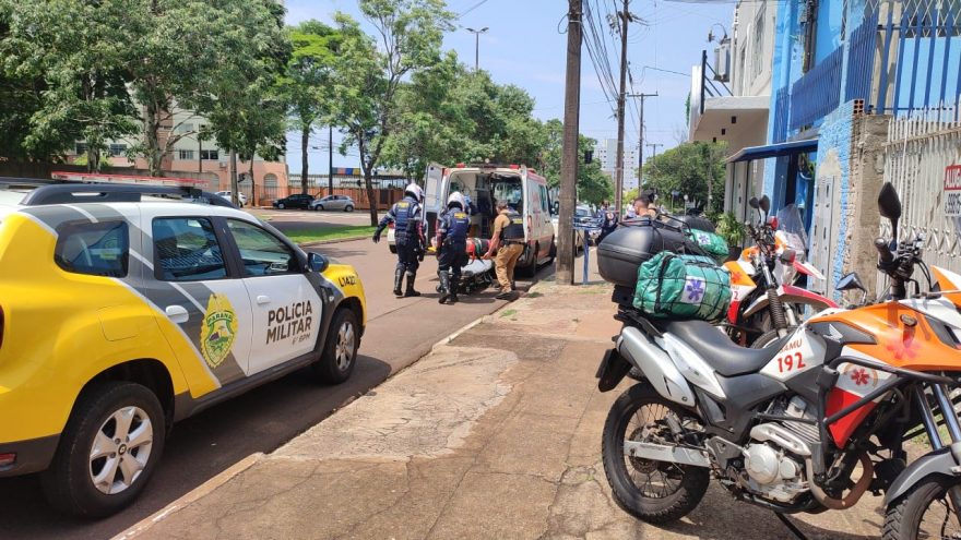 Em surto, mulher tenta se jogar de janela no segundo andar e é salva pelas equipes do Samu e PM