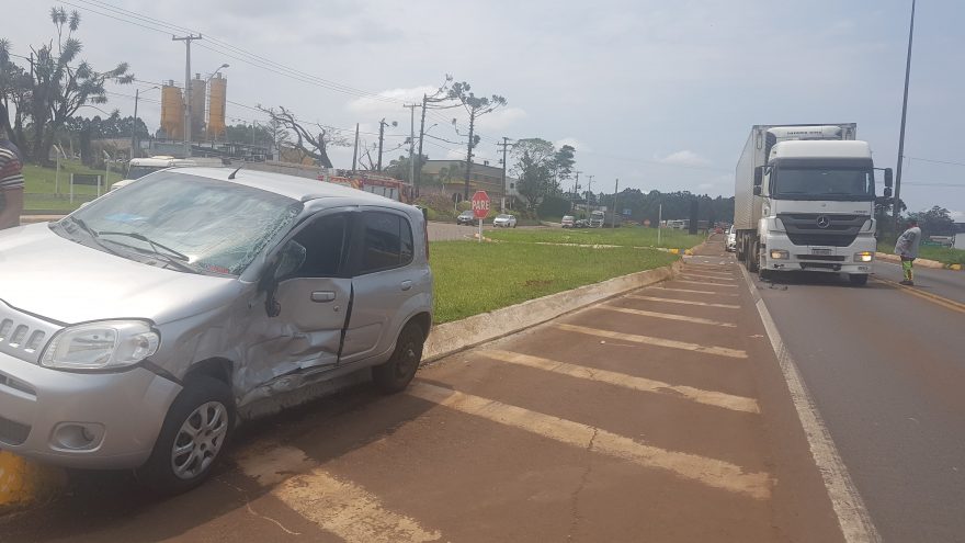 Forte colisão entre carro e caminhão é registrada no Trevo da Portal