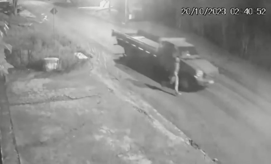 Câmera flagra ladrões furtando Ford F-4000 no bairro Canadá