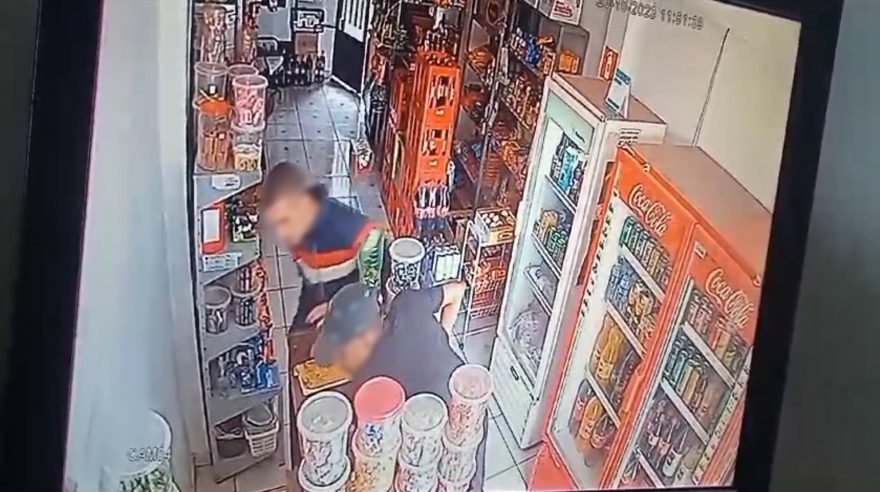 Câmera flagra dupla furtando dinheiro do caixa em mercearia no Cascavel Velho