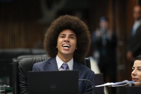 Gasto com viagens durante recesso parlamentar levanta suspeitas no gabinete de Renato Freitas (PT) Imagem referente a Gasto com viagens durante recesso parlamentar levanta suspeitas no gabinete de Renato Freitas (PT)