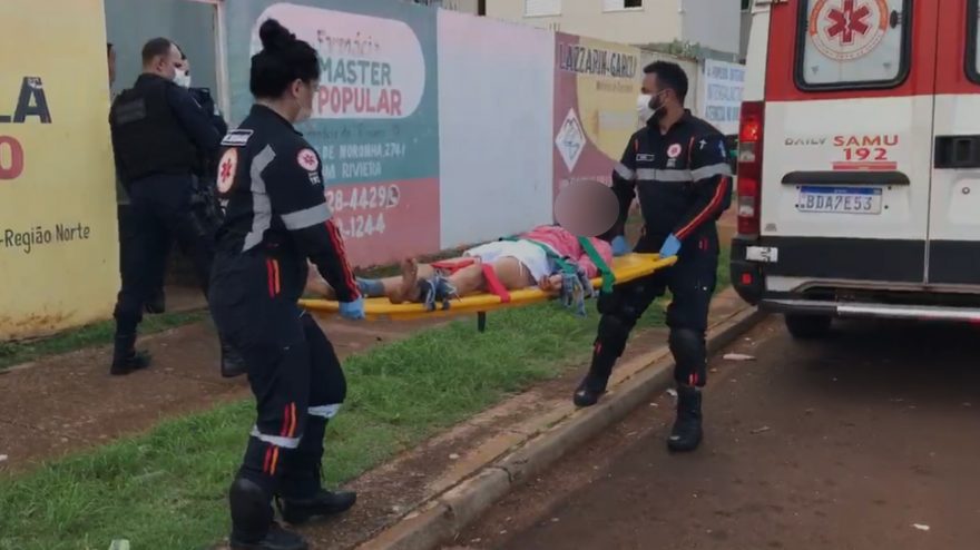 Mulher em surto quebra a casa e precisa ser contida em atendimento do Samu e da GM no Riviera