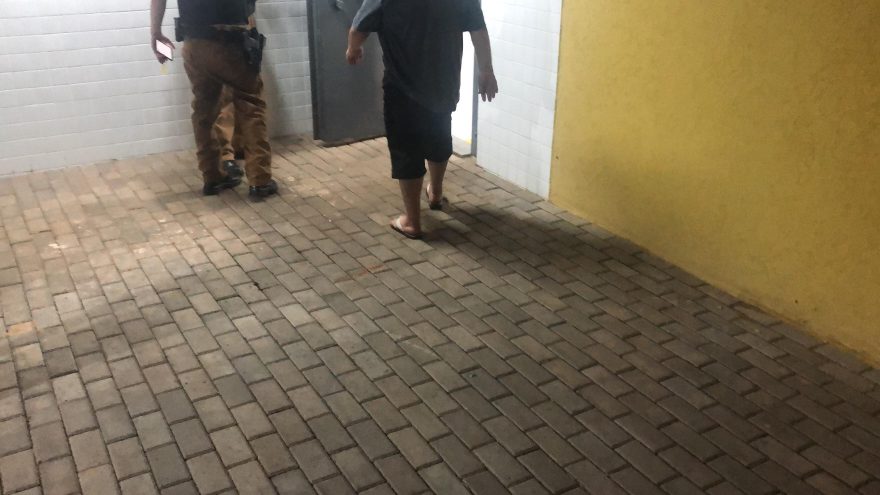 Homem em surto é preso depois de tentar agredir os pais com martelo