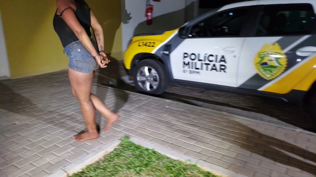 Jovem é detida acusada de ameaçar e de atear fogo na residência da mãe no Gralha Azul