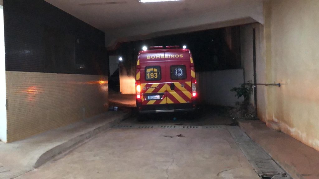 Homem leva facada nas costas durante briga na Rua Xavantes