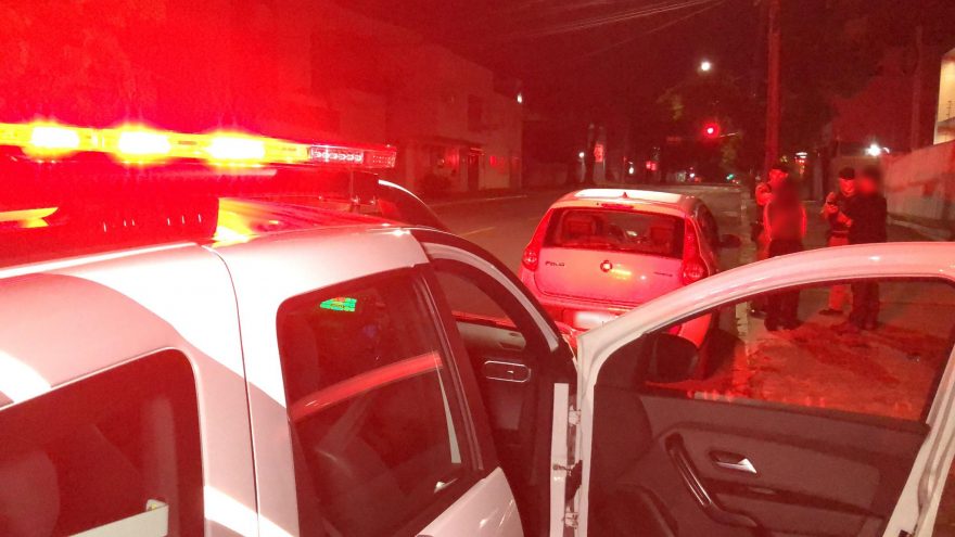 Casal sai da balada e encontra vidro do Pálio estourado na Rua Marechal Rondon