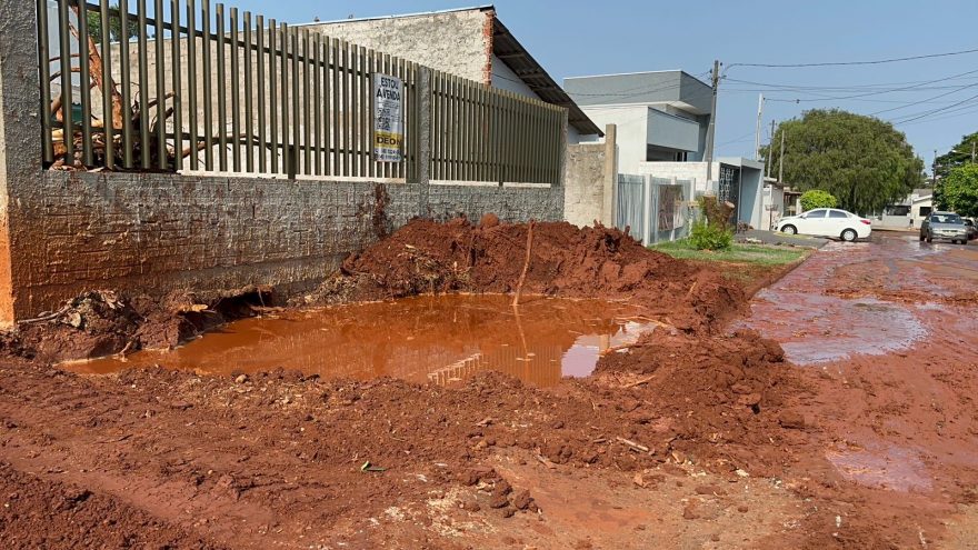 Trabalhadores rompem cano e deixam rua sem água e toda cheia de barro