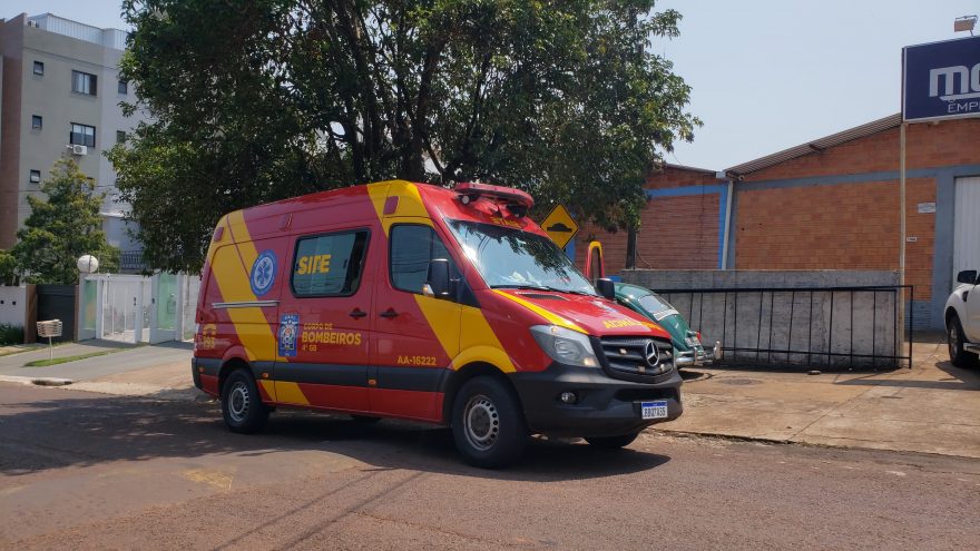 Motociclista sofre queda ao saltar lombada e, ferida, precisa ser atendida pelo Siate