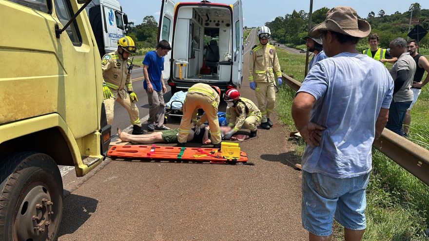 Jovem se joga na frente de caminhão na BR-277, em Cascavel