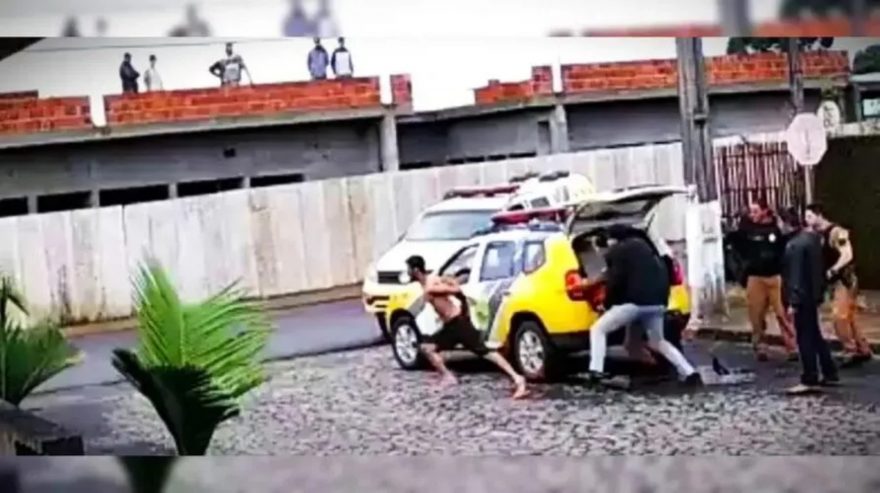 Eitaa!! PM vacila e suspeito, mesmo algemado, foge da viatura; veja o vídeo
